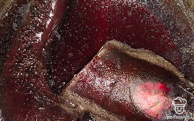 Варим на большом огне (не менее 2,5 часов) под крышкой. Когда свекла сварится, выключаем газ и оставляем свеклу в воде еще на 30 минут.