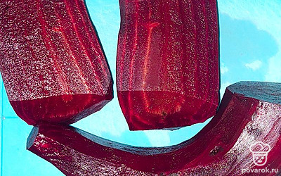 Достаем свеклу, промываем холодной водой. Очищаем ее от кожуры и нарезаем дольками. Дольки поливаем лимонным соком, маслом и солим. Оставляем на 10 минут.