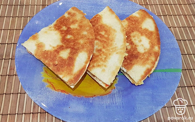 Кесадилья с курицей, сыром и помидорами — Рецепт с фото