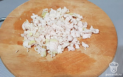 Мелко нарезаем куриное филе.