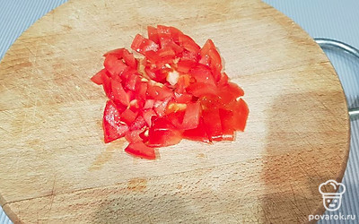 Нарезаем помидоры мелким кубиком.