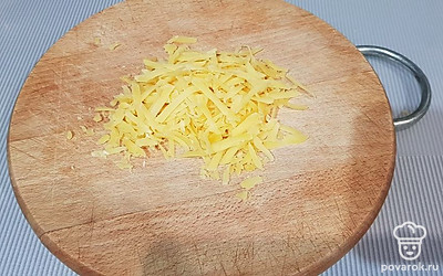 Натираем сыр на крупной терке.