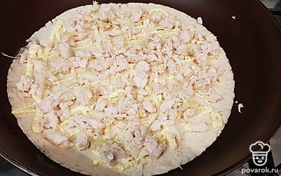 Сверху выкладываем курицу.