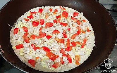 Следом выкладываем помидоры.