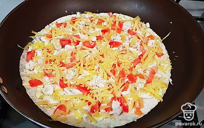 Посыпаем сыром.