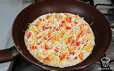 Опять делаем сеточку из майонеза.