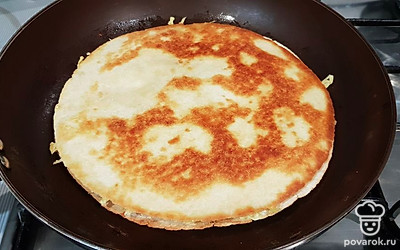 Накрываем второй тортильей и обжариваем с двух сторон до золотистой корочки.