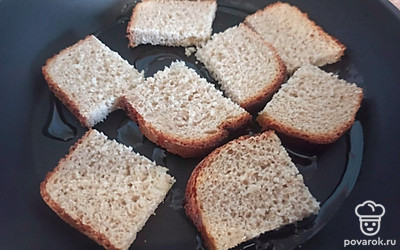 Ломтики хлеба разрежьте на 4 части и обжарьте на подсолнечном масле с двух сторон до золотистого цвета в течение 5 минут.