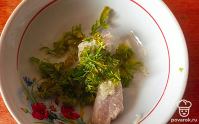 Для намазки смешайте шпик с измельченной петрушкой, натертым на терке чесноком и солью.