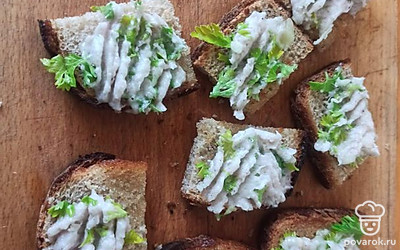 Намажьте горячие гренки получившейся намазкой и подайте к столу.