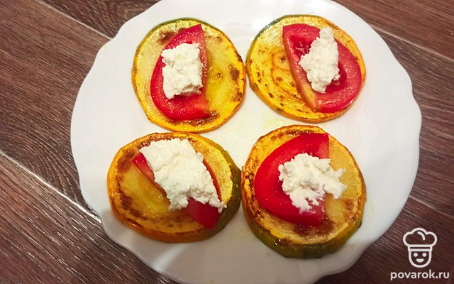 Жареный кабачок с помидором и творогом — Рецепт с фото
