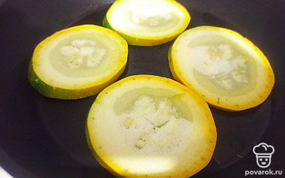 Кабачок нарежьте ломтиками шириной 1 сантиметр и обжарьте на подсолнечном масле с двух сторон до золотистого цвета (10 минут). Затем посолите по вкусу.