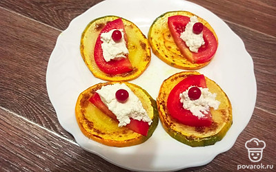 Подавайте порционно, украсив ягодами красной смородины.