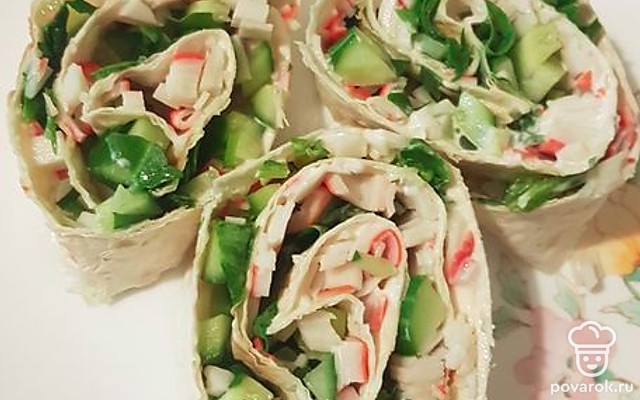 Рулет из лаваша с крабовыми палочками, огурцом и шпинатом — Рецепт с фото