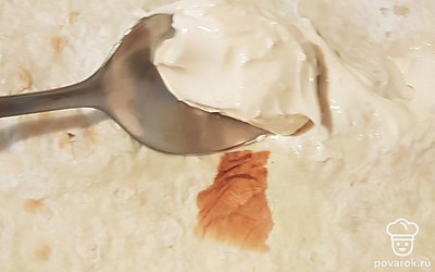 Лаваш смазать плавленым сыром. 