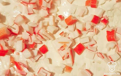 Крабовые палочки нарезать небольшими кубиками, выложить на лаваш. 