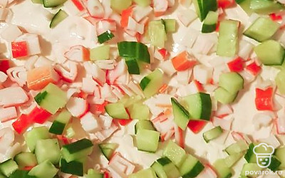 Огурец хорошо помыть. Нарезать кубиками. Добавить на лаваш. 