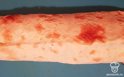 Свернуть лаваш в рулет. 