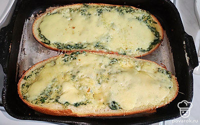 Подавайте закуску в горячем виде, разрежьте на порционные кусочки.