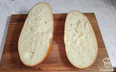 Батон разрежьте вдоль.