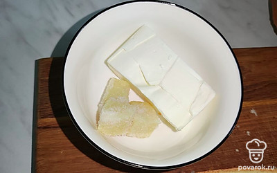 Смешайте кусочек сливочного масла и тертый чеснок, отправьте в микроволновку на 1 минуту, чтобы сливочное масло растаяло, перемешайте.