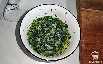 Добавьте к маслу с чесноку мелко нарезанный укроп. Перемешайте.