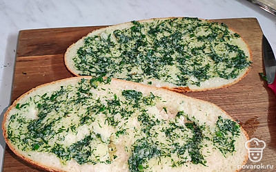 Пропитайте батон чесночным маслом с зеленью.