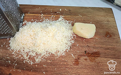 Сыр натрите на мелкой терке.