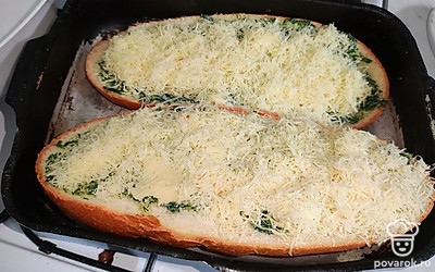 Посыпьте сыром батон. Отправьте противень с батоном в разогретую до 180 градусов духовку на 15 минут.