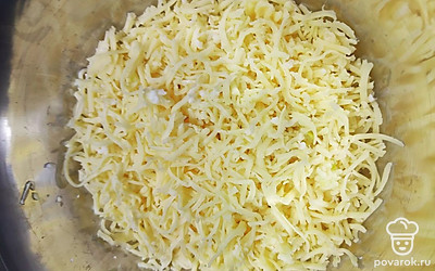 Сыр и чеснок натереть на мелкой терке.