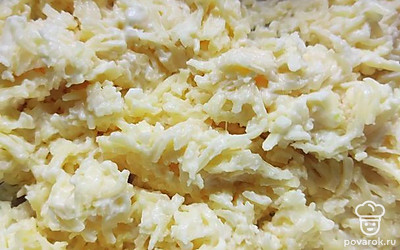 В глубокой миске до однородной массы смешать сыр, чеснок и майонез. 