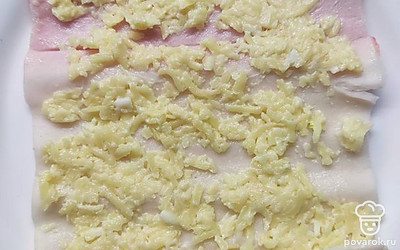 Крабовую палочку расправить, равномерно нанести сырную смесь.