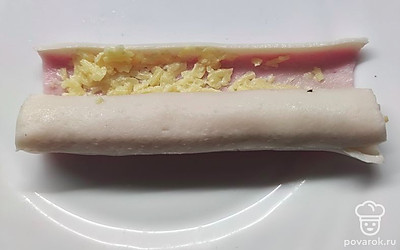 Аккуратно свернуть крабовую палочку в рулетик.