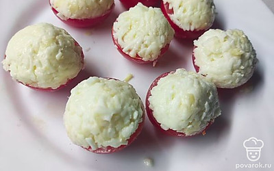 Пикантные маленькие помидорки украсят любой праздничный стол.