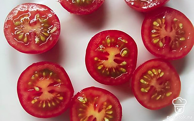 Поидоры черри помыть и разрезать каждую пополам.