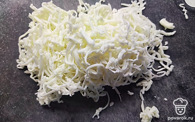 Плавленый сырок натереть на мелкой терке.