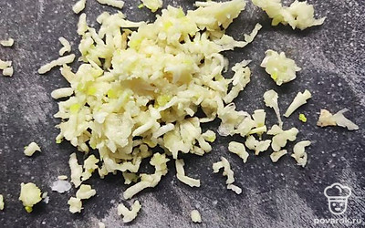 Чеснок натереть на мелкой терке.