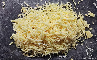 Твердый сыр натереть на мелкой терке.