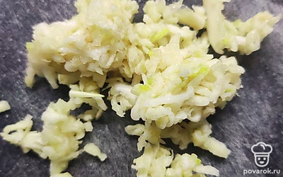 Чеснок почистить и натереть на мелкой терке (можно пропустить через пресс).