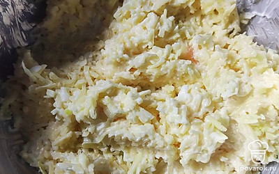 В глубокой миске смешать сыр, чеснок и майонез.