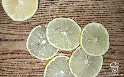 Лимон тщательно моем. Нарезаем лимон тонкими кружочками.