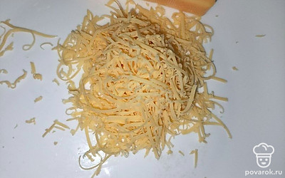 Сыр и шоколад натираем на мелкой терке.