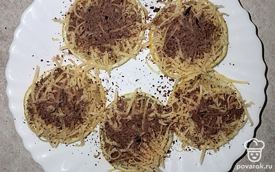 Поверх сыра выкладываем тертый шоколад.Наша вкусная закуска готова. Приятного аппетита. 