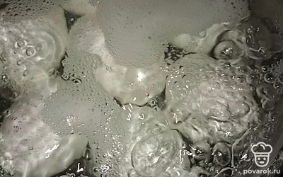 Варим яйца вкрутую в хорошо подсоленной воде.