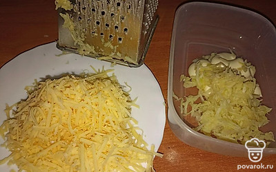 Почистив чеснок, натираем его, добавляем к майонезу. Натираем сыр.