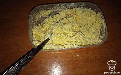 Желток добавляем к сыру, чесноку и майонезу и тщательно перемешиваем.