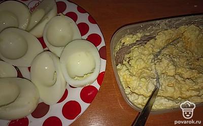 Аккуратно начиняем белки получившейся смесью.