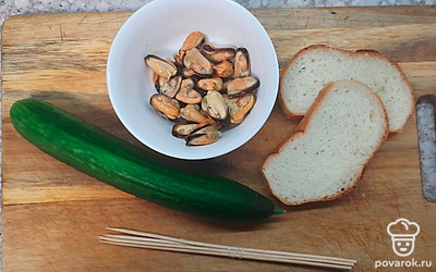 Подготовить все ингредиенты. Хлеб предварительно можно подсушить на сухой сковороде.