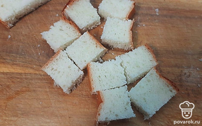 Нарезать хлеб крупными квадратами.