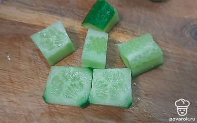 Огрец промыть, обусшить и нарезать крупными квадратами.